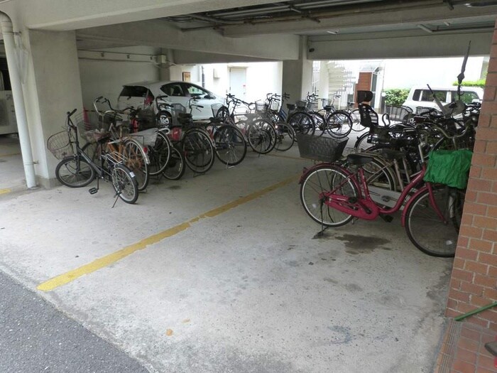 物件外観写真5　(駐輪場)