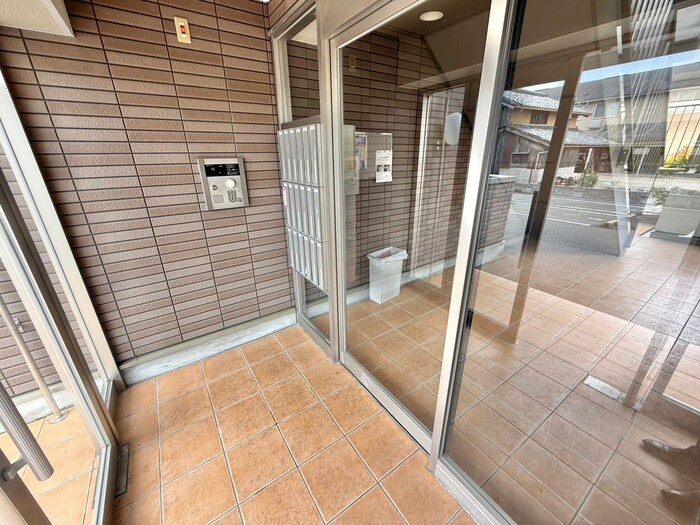 物件外観写真2　(エントランス部分)