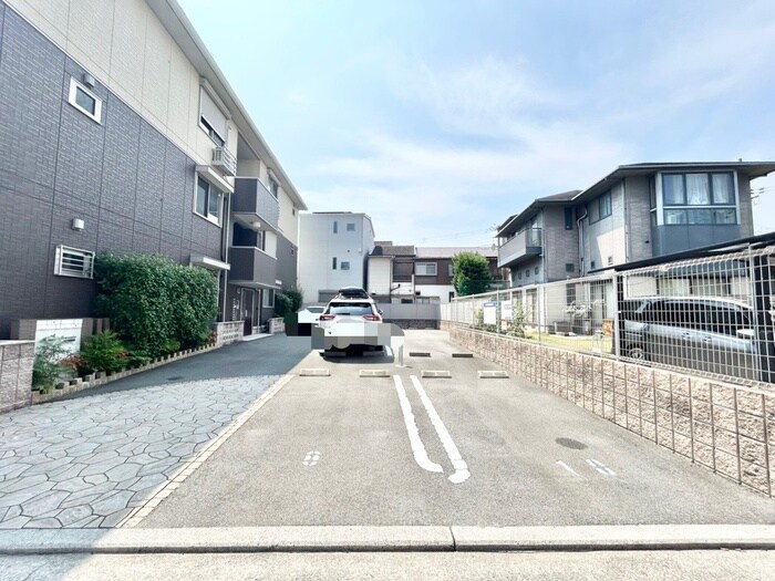 物件外観写真3　(駐車場)
