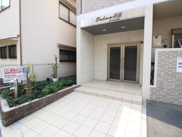 物件外観写真3　(エントランス部分)