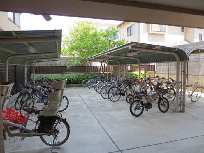 物件外観写真4　(駐輪場)