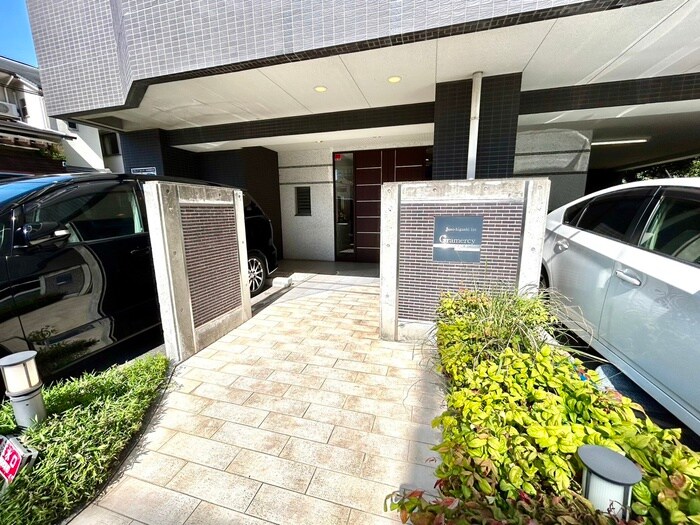 物件外観写真2　(エントランス部分)