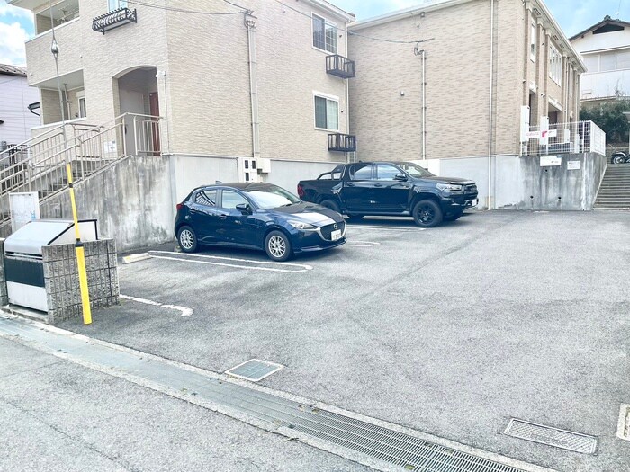 物件外観写真2　(駐車場)