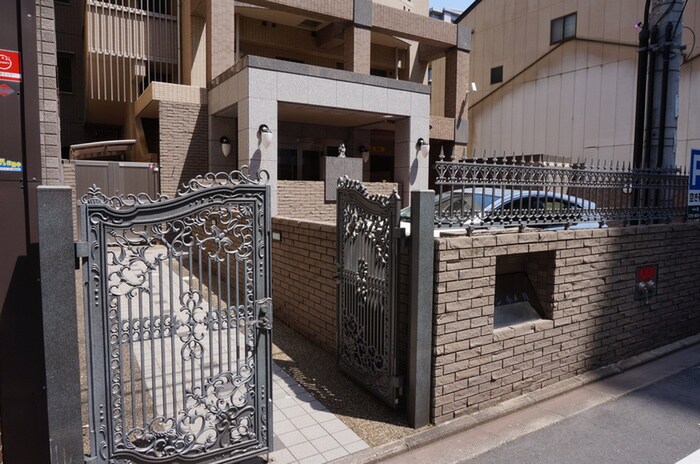 物件外観写真3　(エントランス部分)