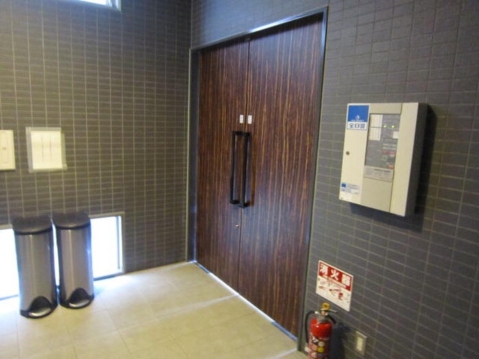 物件外観写真6　(エントランス部分)