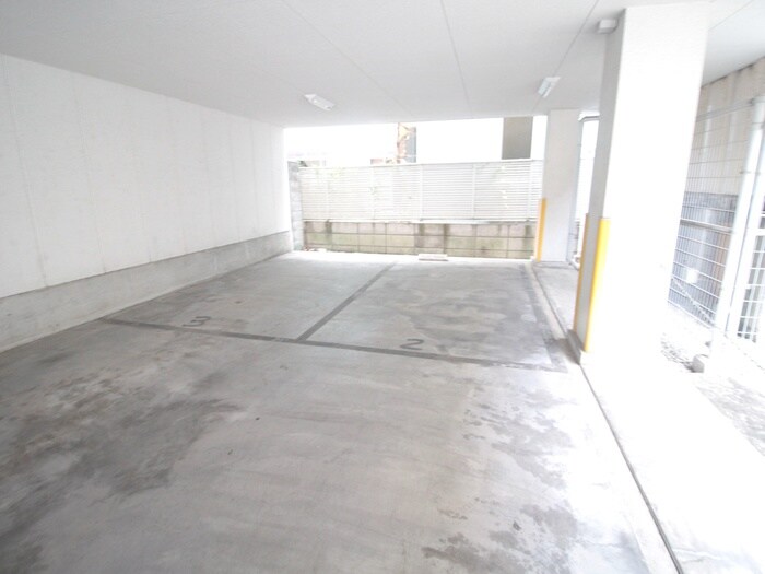 物件外観写真5　(駐車場)