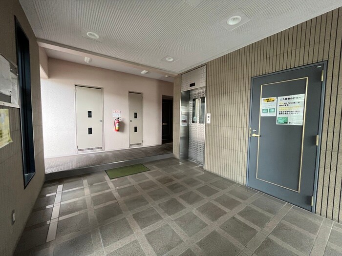 物件外観写真6　(エントランス部分)