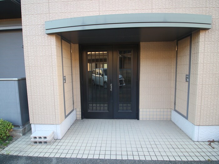 物件外観写真4　(エントランス部分)