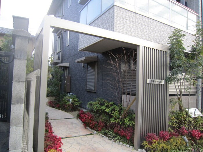 物件外観写真2　(エントランス部分)