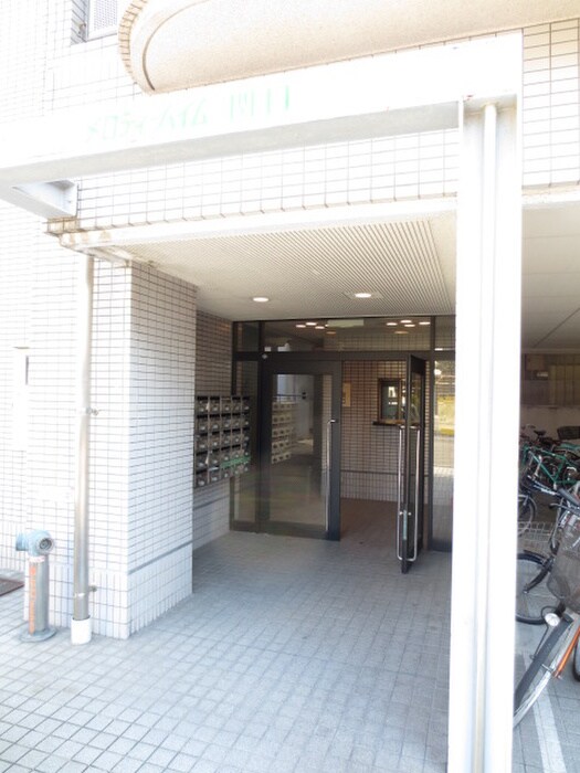 物件外観写真1　(エントランス部分)
