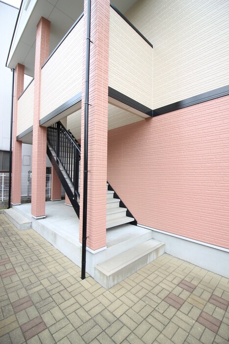 物件外観写真2　(エントランス部分)