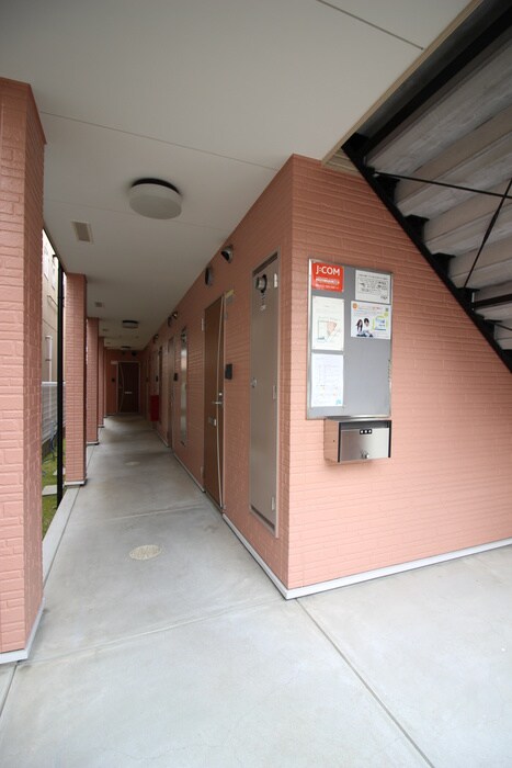 物件外観写真3　(エントランス部分)