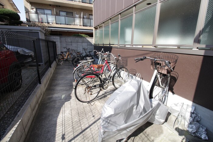 物件外観写真4　(駐輪場)