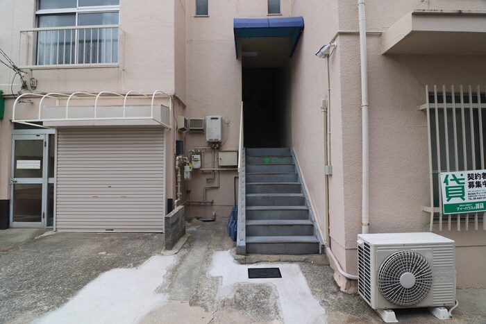 物件外観写真4　(エントランス部分)