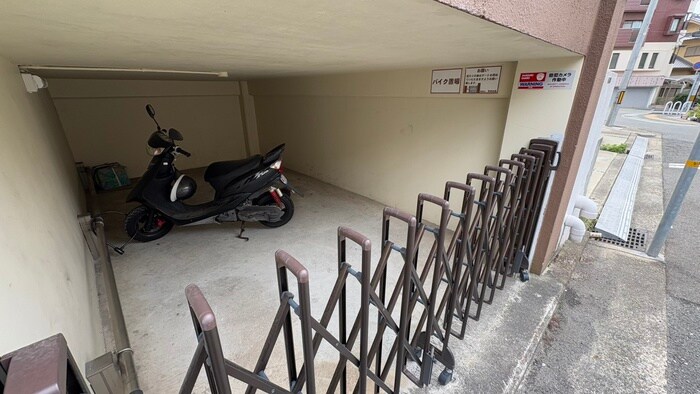 物件外観写真6　(バイク置き場)
