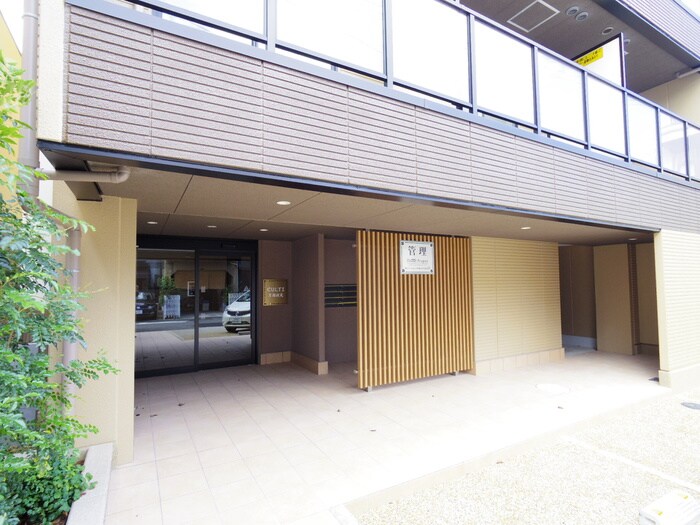 物件外観写真3　(エントランス部分)