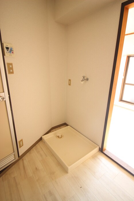 物件内観写真6　(洗濯機置場)