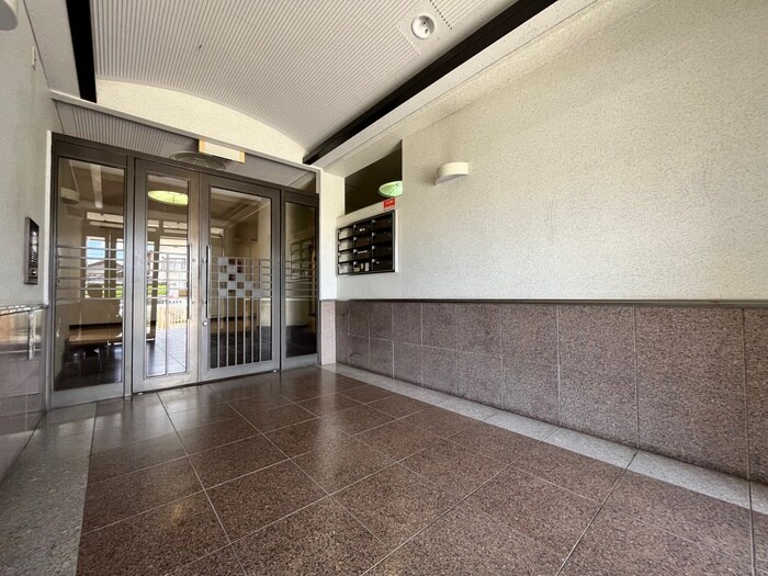 物件外観写真3　(エントランス部分)