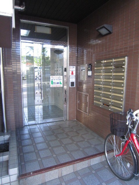 物件外観写真3　(エントランス部分)