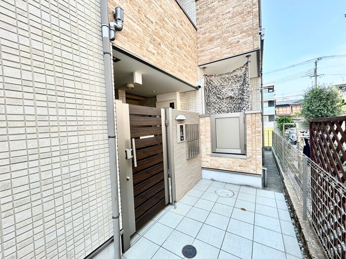 物件外観写真2　(エントランス部分)