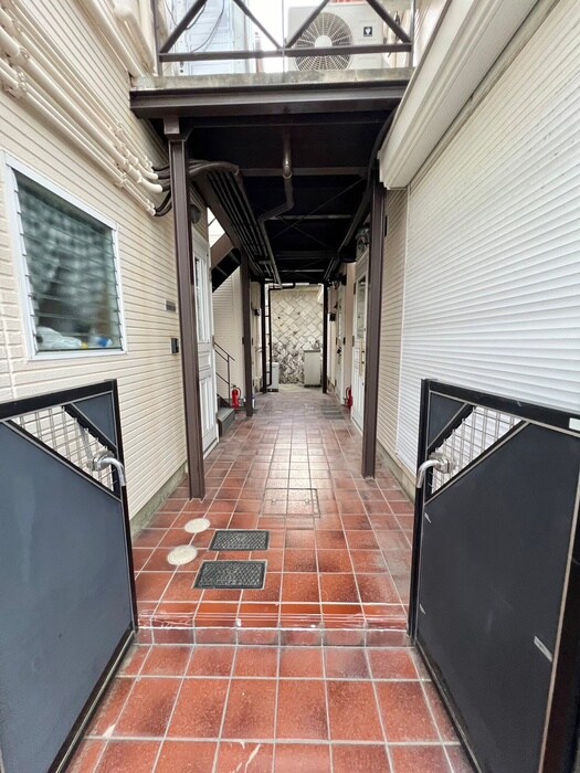 物件外観写真3　(エントランス部分)