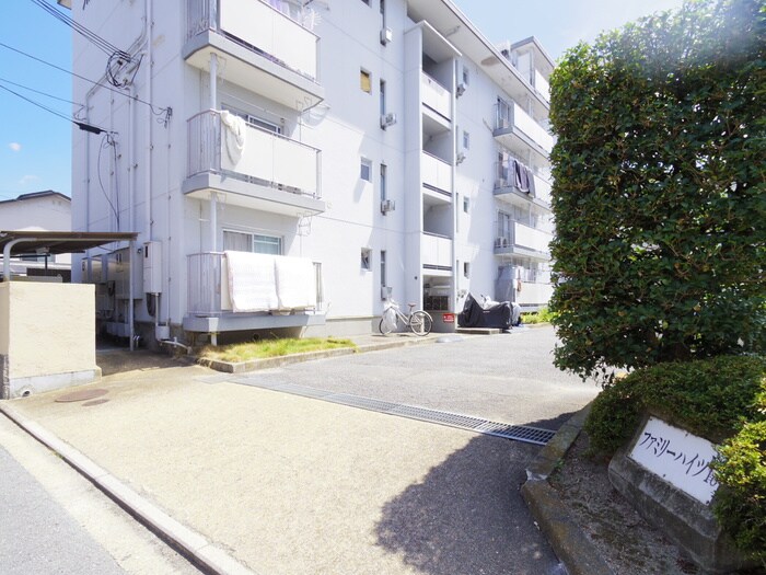 物件外観写真2　(エントランス部分)