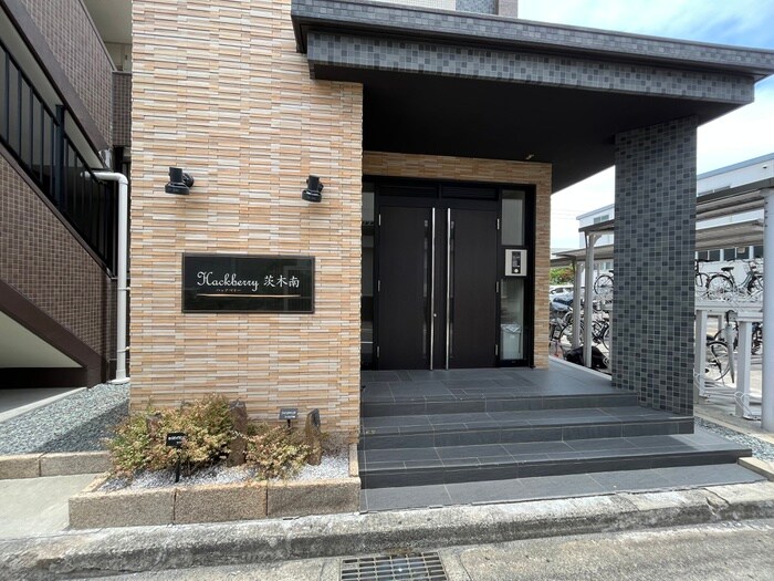 物件外観写真3　(エントランス部分)