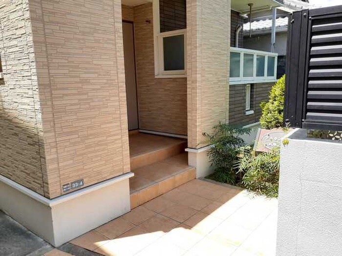 物件外観写真2　(エントランス部分)