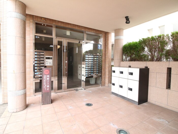 物件外観写真2　(エントランス部分)