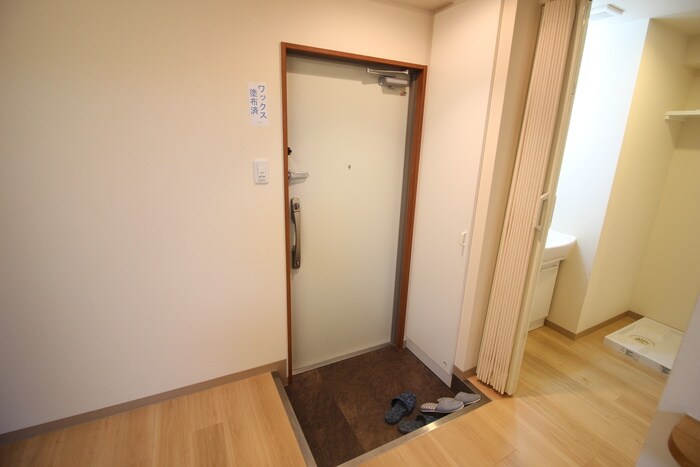物件内観写真13　(玄関)