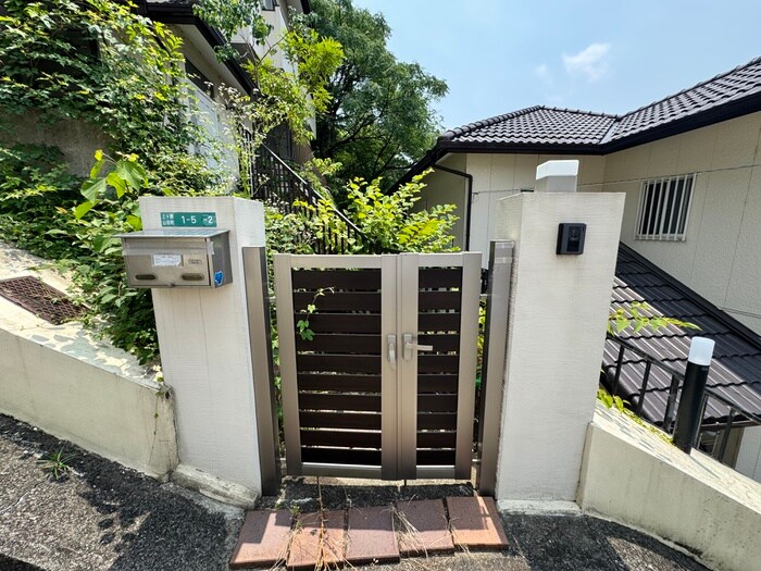 物件外観写真6　(エントランス部分)