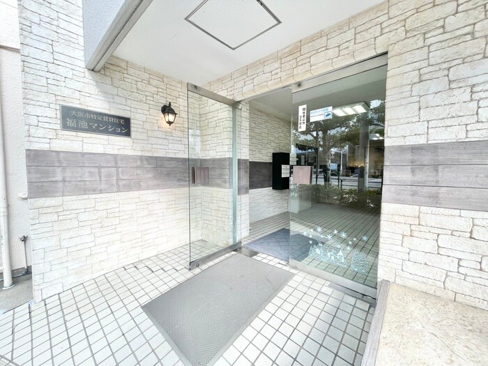 物件外観写真2　(エントランス部分)