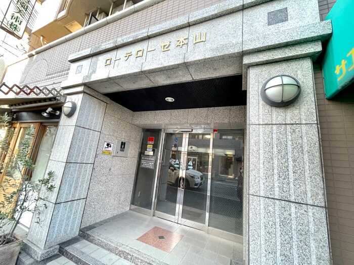 物件外観写真3　(エントランス部分)