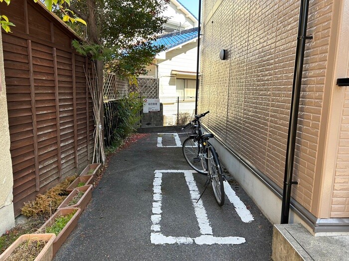 物件外観写真2　(駐輪場)