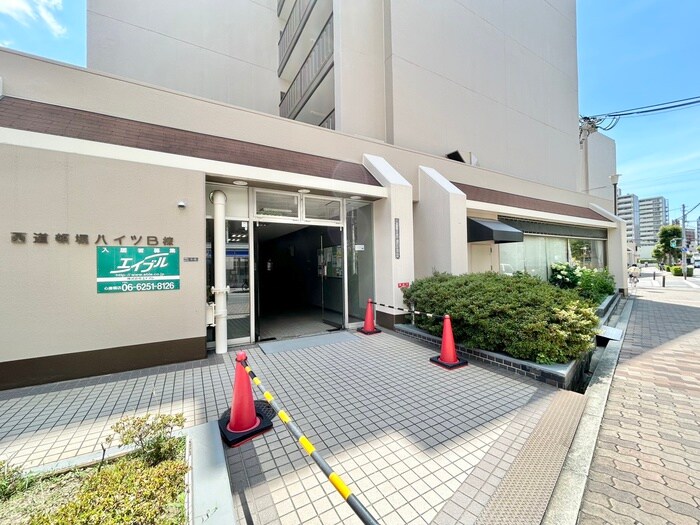 西道頓堀ハイツＢ棟のエントランス部分