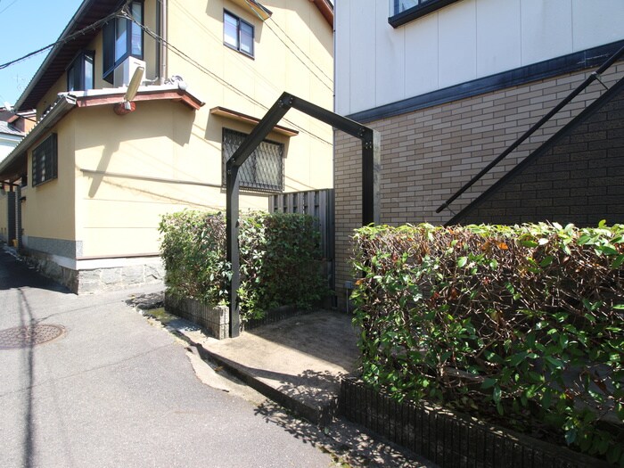 物件外観写真4　(エントランス部分)