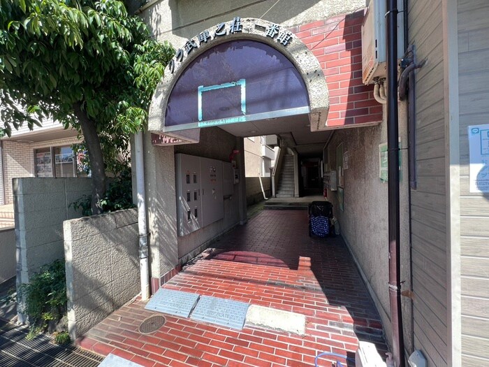 物件外観写真3　(エントランス部分)