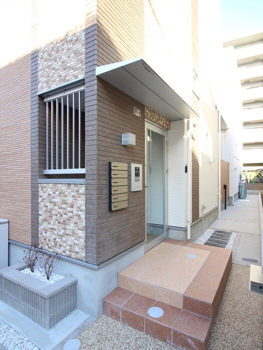 物件外観写真5　(エントランス部分)