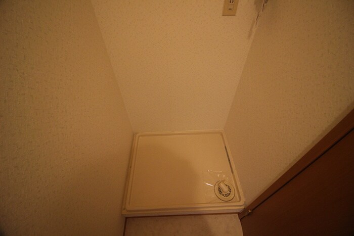 物件内観写真6　(洗濯機置場)