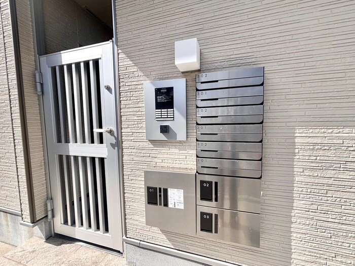 物件外観写真2　(エントランス部分)