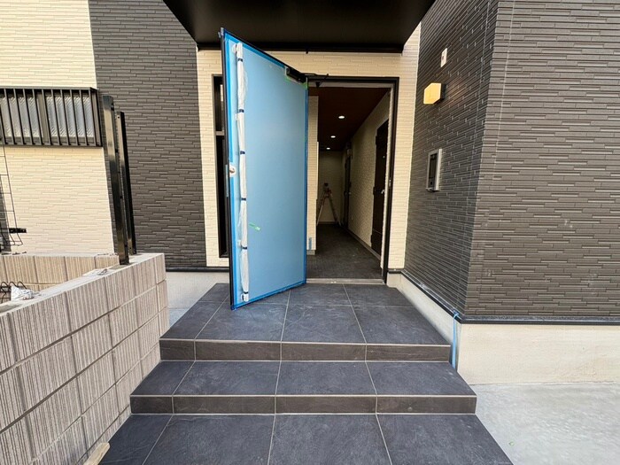 物件外観写真5　(エントランス部分)