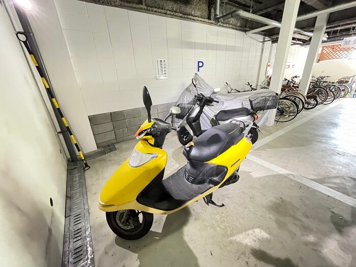 物件外観写真4　(バイク置き場)