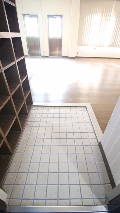 物件内観写真10　(玄関)