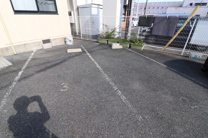 物件外観写真4　(駐車場)