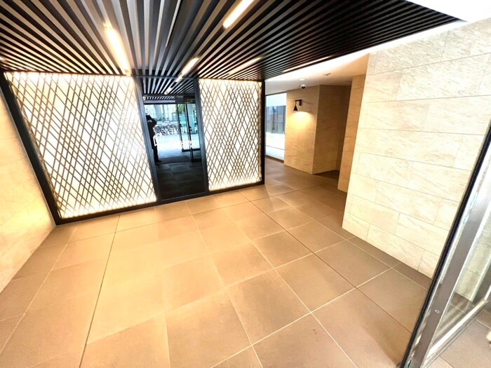 物件外観写真6　(エントランス部分)