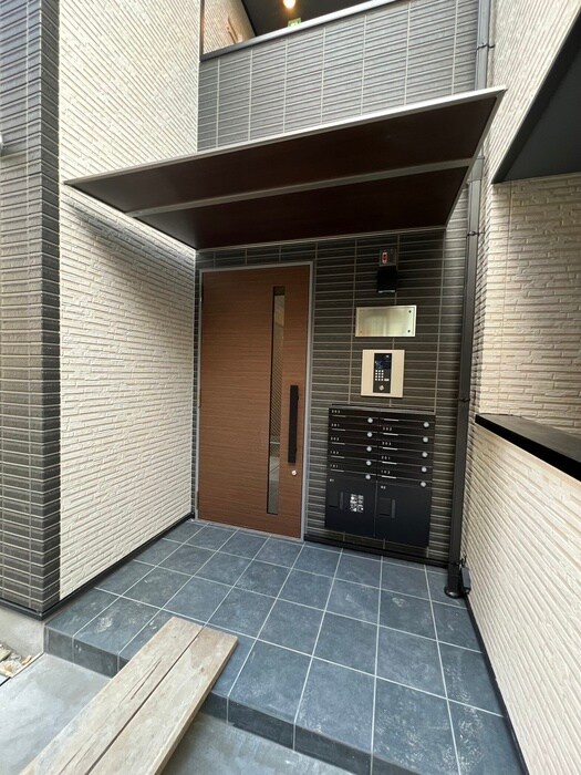 物件外観写真2　(エントランス部分)