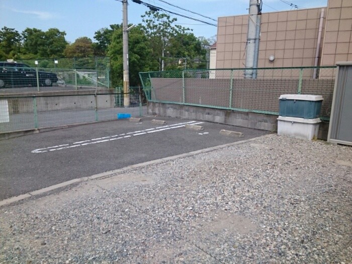 物件外観写真3　(駐車場)