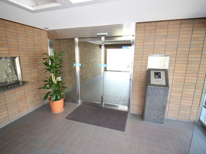 物件外観写真2　(エントランス部分)