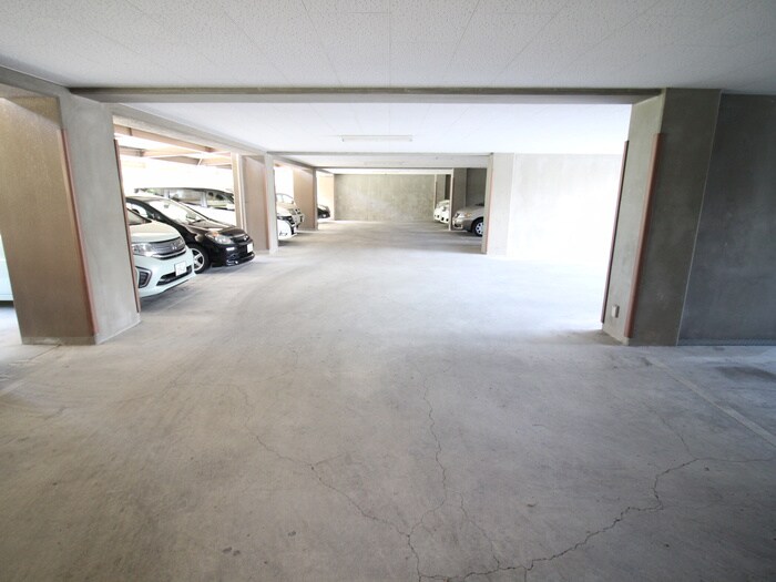 物件外観写真3　(駐車場)