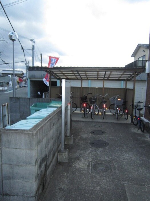 物件外観写真5　(駐輪場)